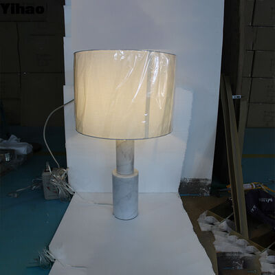 暖かい白いライト リビングルームと寝室